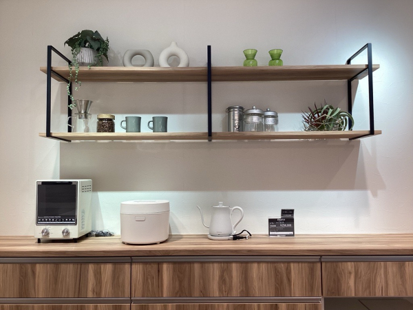 180cm幅のオープンシェルフ。棚板のカラーをカップボードと統一しているので一体感があります。